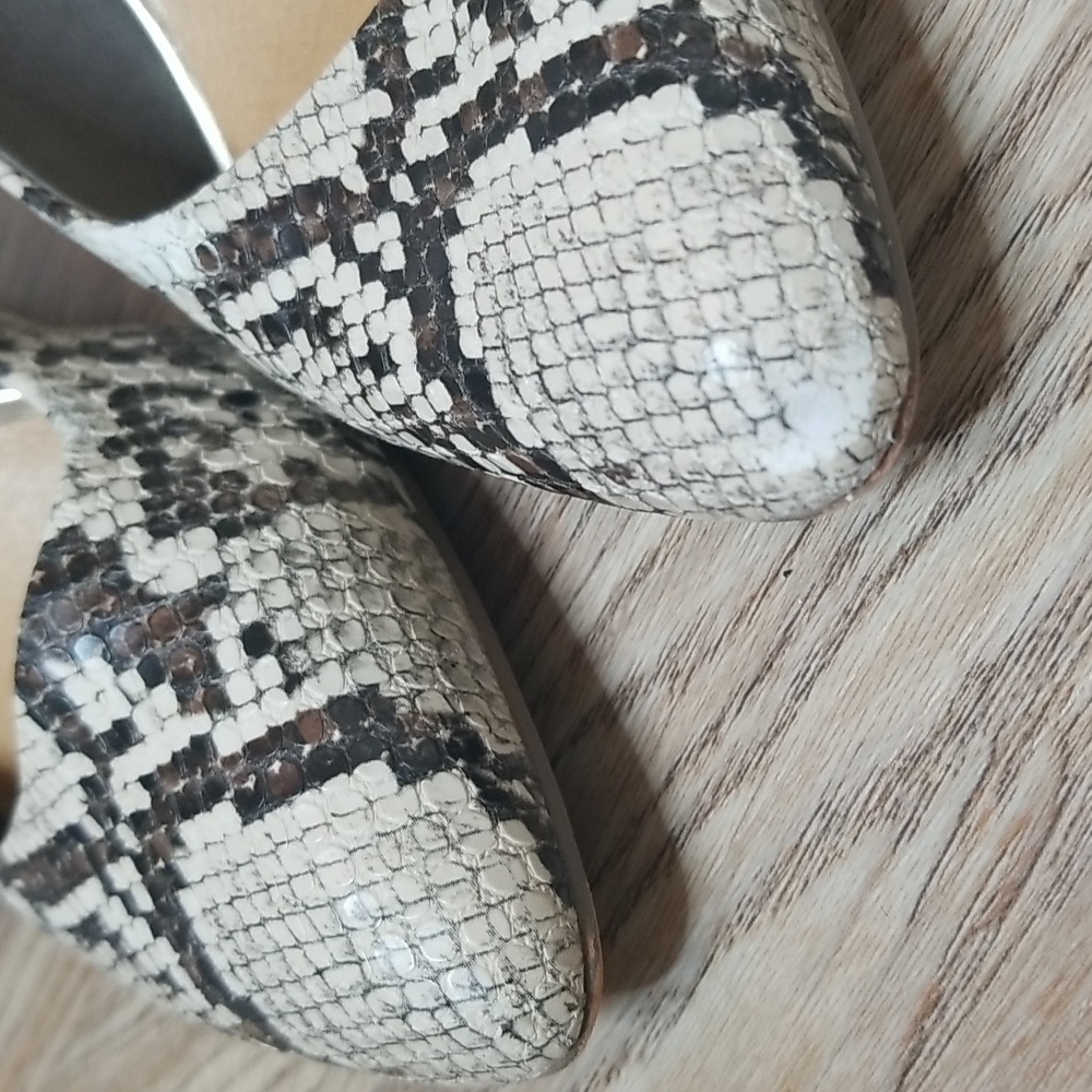 Crown Vintage Snake Skin Closed Toe Heels - Picture 9 of 9